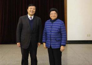 2012年2月16日，全国人大常委会原副委员长顾秀莲与时任我司董事长、总经理周素明合影。