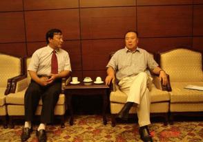 2006年8月30日，出席中华缘文化论坛的全国政协副主席白立忱与时任我司董事长、总经理周素明亲切交谈。