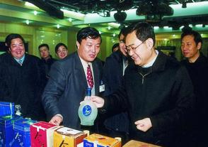 2002年1月22日，时任江苏省省长季允石视察我司。