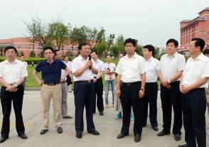 2013年7月12日，时任淮安市市长曲福田视察我司技改项目。
