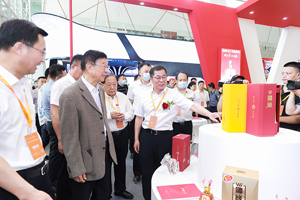 2022年6月20日，江苏省委原副书记顾浩在中国（南京）国际糖酒会上参观我司展馆。
